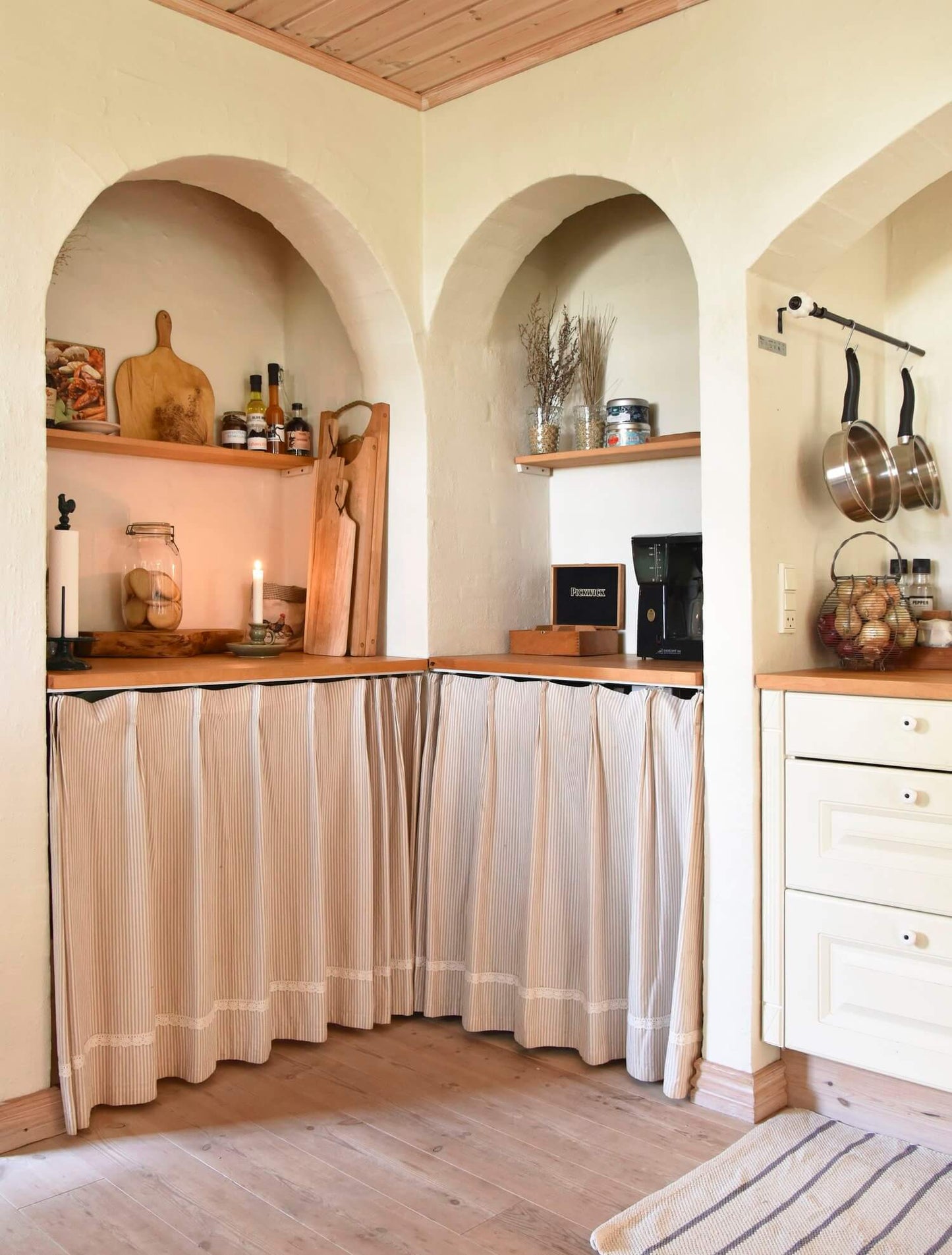 Jeanne d'Arc magazine Issue 7 2023 - Blake & Taylor Chalk Furniture Paint